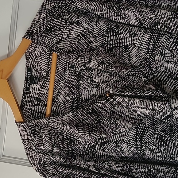 Roz & Ali print blouse. - Picture 4 of 6